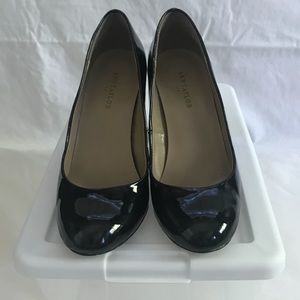 Black patent leather round toe Ann Taylor pumps